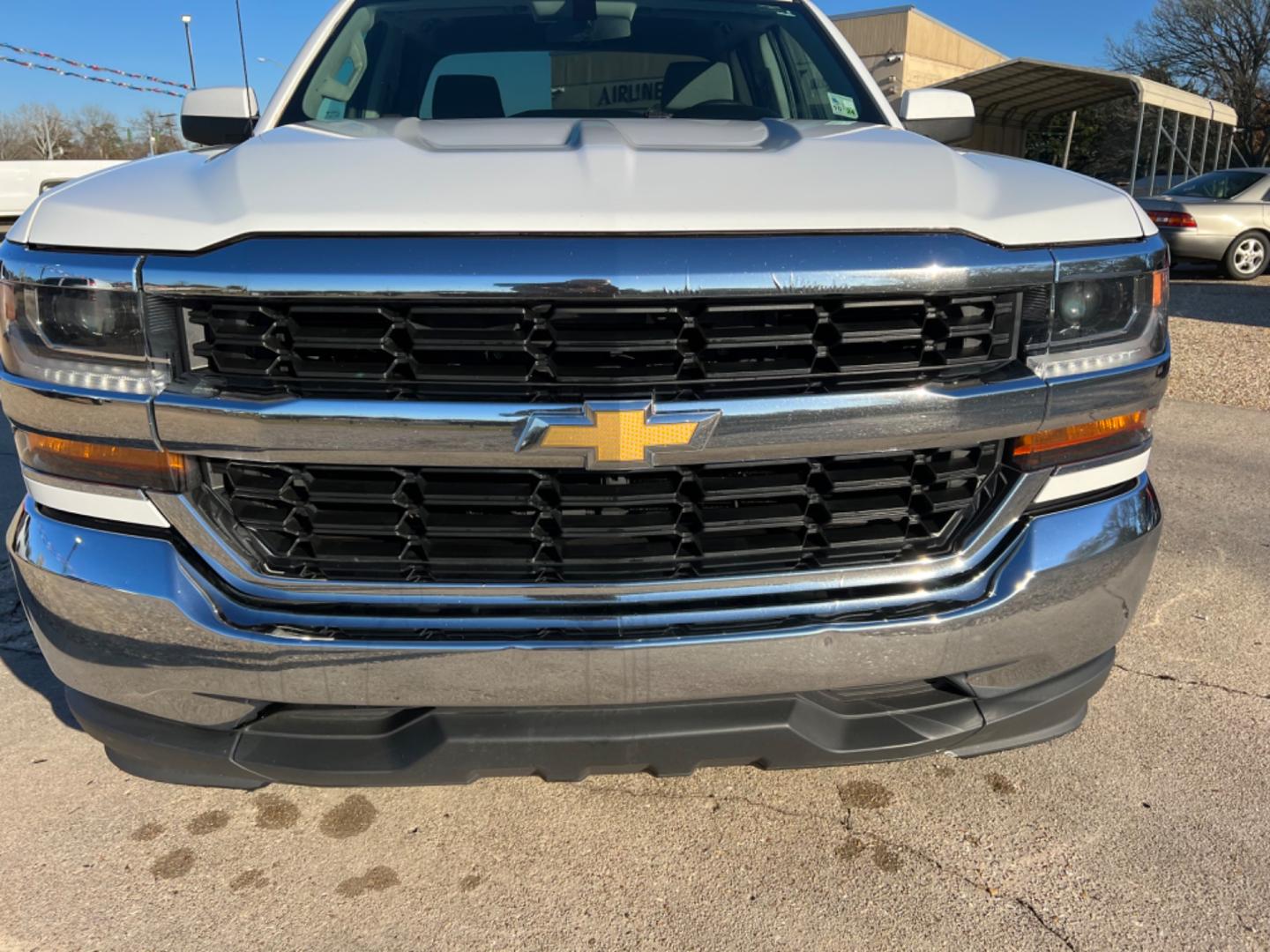 2017 White /Gray Chevrolet Silverado 1500 LT (1GCRCREC7HZ) with an 5.3L V8 engine, Automatic transmission, located at 4520 Airline Hwy, Baton Rouge, LA, 70805, (225) 357-1497, 30.509325, -91.145432 - 2017 Chevy Silverado Double Cab 5.3 V8 Gas, 6 1/2 Ft Bed, 187K Miles, Power Windows, Locks & Mirrors, Backup Camera. NO IN HOUSE FINANCING. FOR INFO PLEASE CONTACT JEFF AT 225 357-1497 CHECK OUT OUR A+ RATING WITH THE BETTER BUSINESS BUREAU WE HAVE BEEN A FAMILY OWNED AND OPERATED BUSINESS AT THE SA - Photo#2